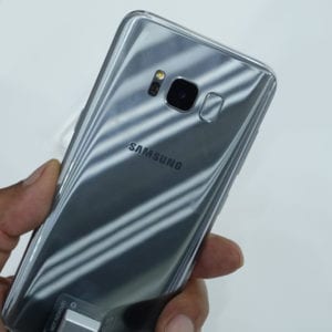 srebrny telefon Samsung S8 Plus